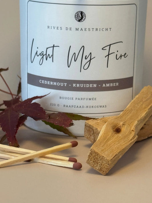 ingezoomde foto kaarsenpot Light my Fire - merk Rives de Maestricht - foto witte pot met houten deksel en houtjes en lucifers naast pot