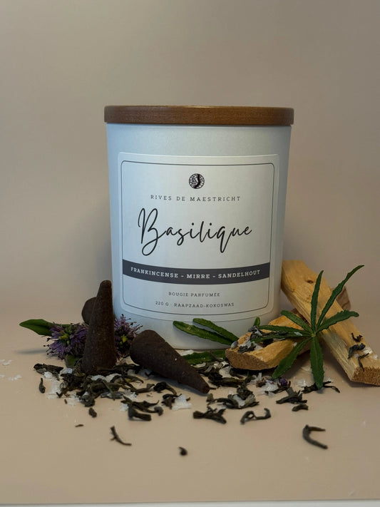 witte kaarsenpot van geurkaars Basilique van Rives de Maestricht met houten deksel met hout wierook mirre naast de pot met beige achtergrond