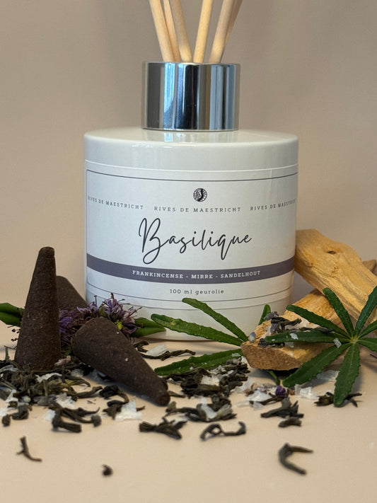 product foto flesje met geurstokjes met wierook en mirre met lichtbruine achtergrond - geurstokjes Basilique - merk Rives de Maestricht
