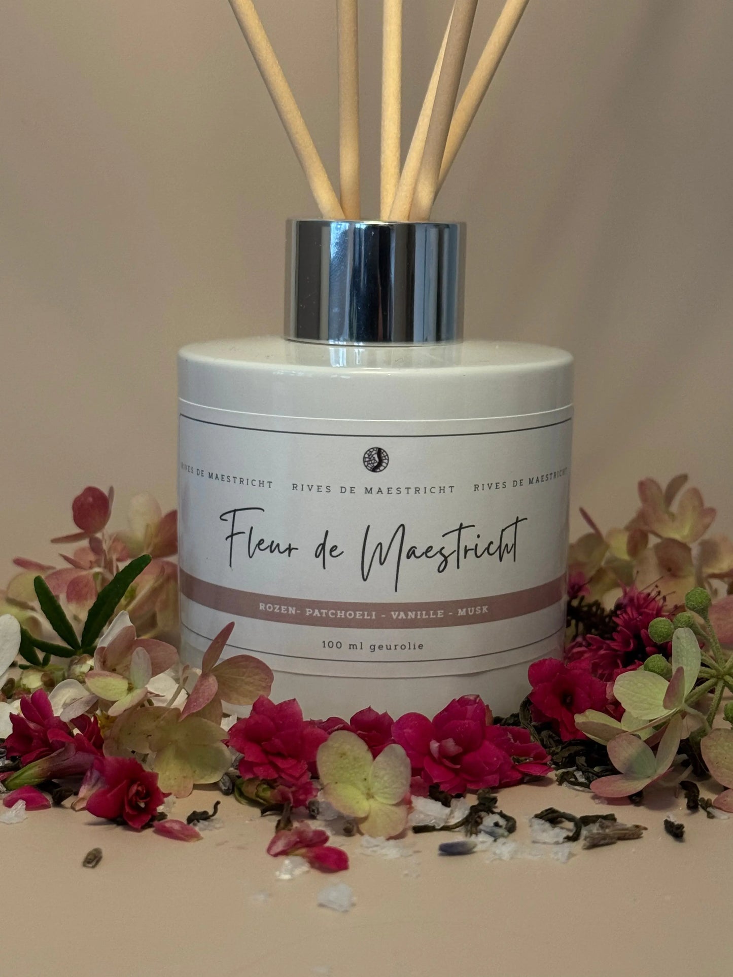 product foto wit flesje met geurstokjes en bloemen rondom met met beige achtergrond - geurstokjes Fleur de Maestricht - merk Rives de Maestricht