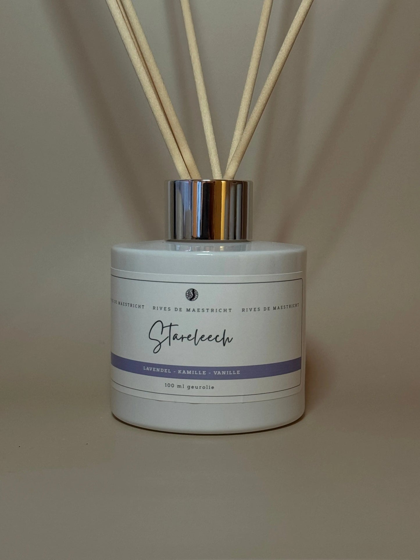 foto wit flesje met naturel geurstokjes in de geur lavendel op beige achtergrond geurstokjes Stareleech - merk Rives de Maestrichtel