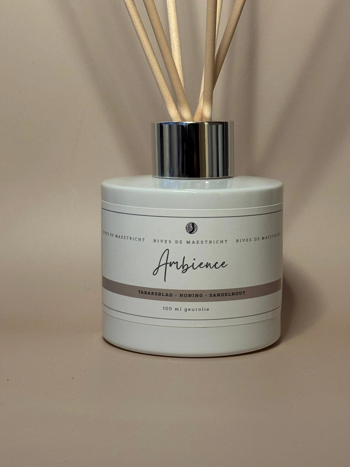 foto wit diffuser flesje met naturel geurstokjes met beige achtergrond - geurstokjes Ambience - merk Rives de Maestricht