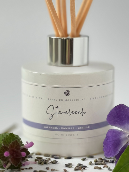 product foto ingezoomd op wit flesje met naturel geurstokjes met lavendel en kamille met witte achtergrond - geurstokjes Stareleech - merk Rives de Maestricht