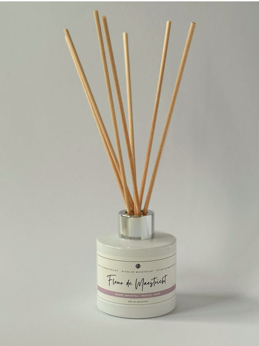 product foto wit flesje met geurstokjes met witte achtergrond - geurstokjes Fleur de Maestricht - merk Rives de Maestricht