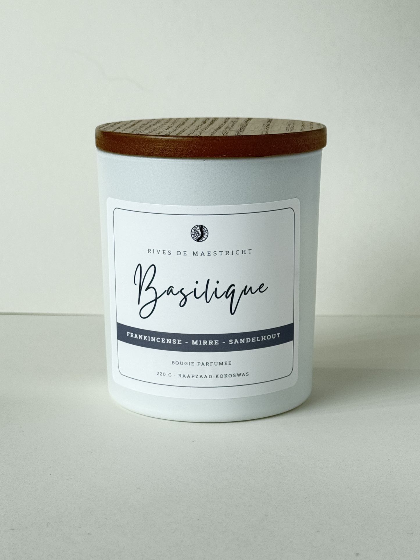 witte kaarsenpot van geurkaars Basilique van Rives de Maestricht met houten deksel met witte achtergrond