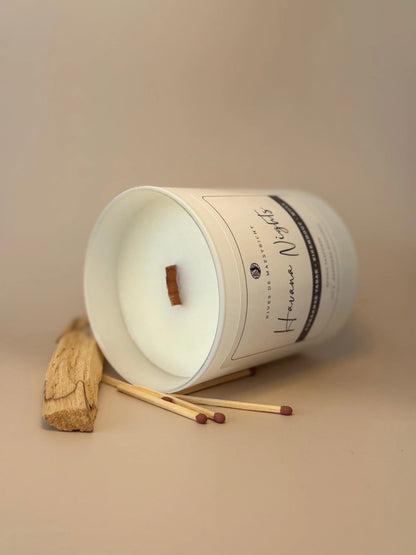 liggende witte kaarsenpot met kaars met houten lont en houtje en lucifers ernaast - kaars Light my Fire van Rives de Maestricht