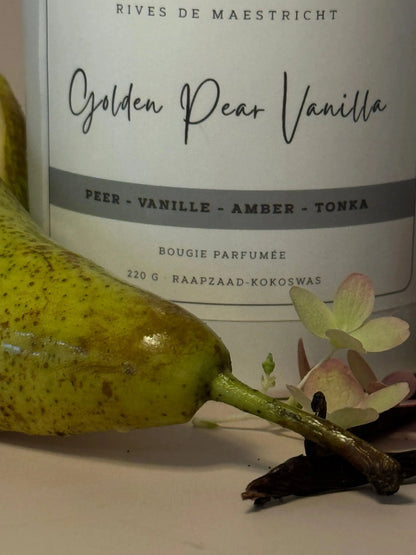 ingezoomde witte kaarsenpot met peer ernaast geurkaars peer en vanille - Golden Pear and vanilla - Rives de Maestricht