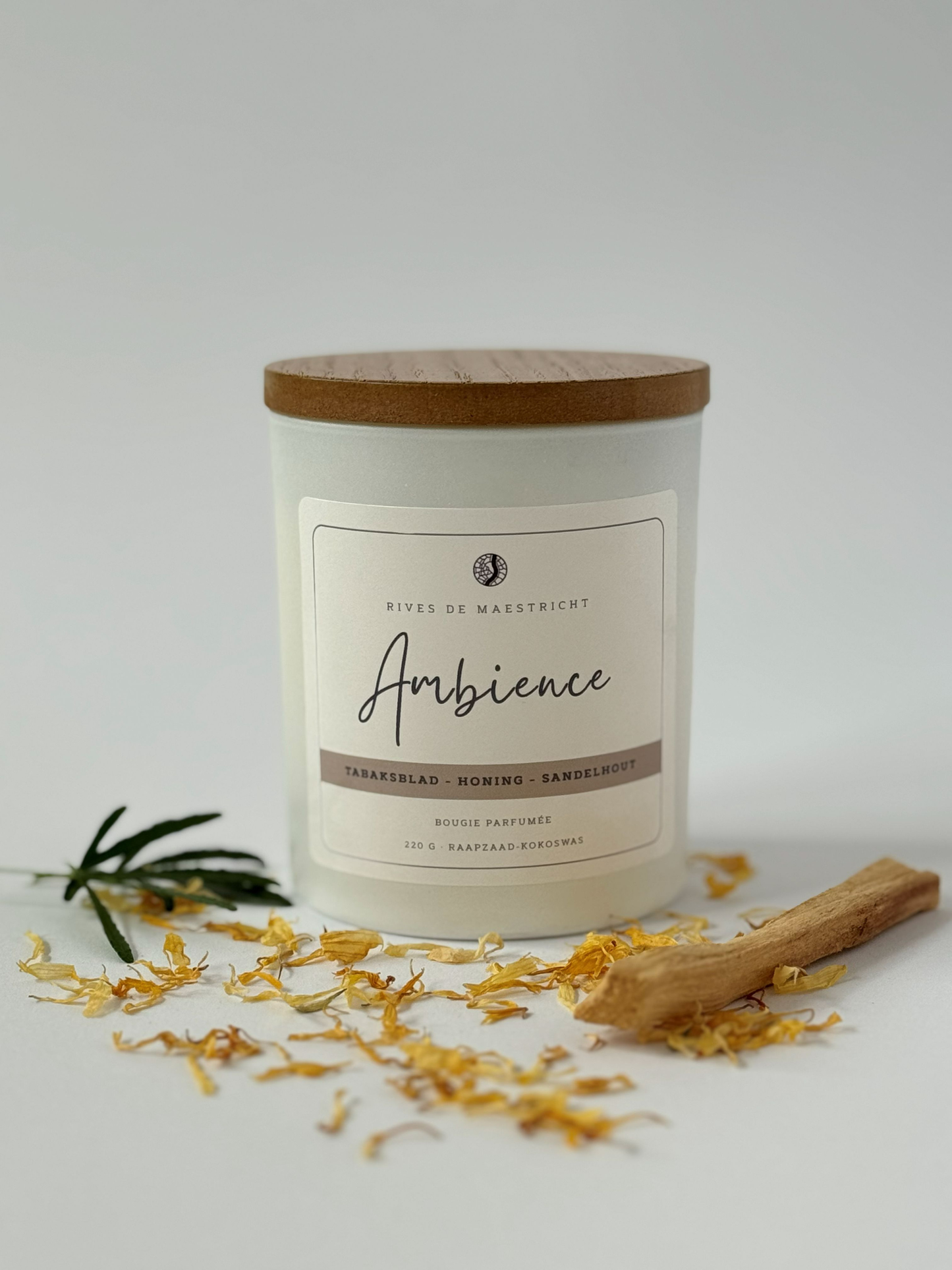 witte kaarsenpot met houten deksel en met hout en honing - geurkaars Ambience - Rives de Maestricht