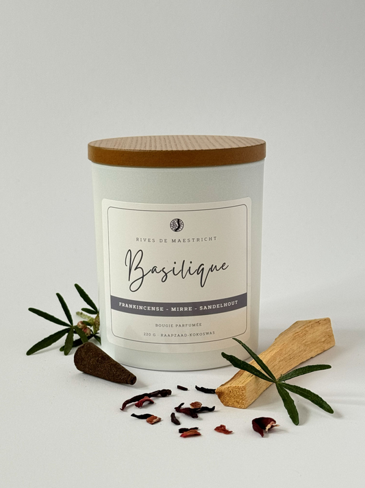 witte kaarsenpot van geurkaars Basilique van Rives de Maestricht met houten deksel met hout wierook mirre  naast de pot op witte achtergrond 