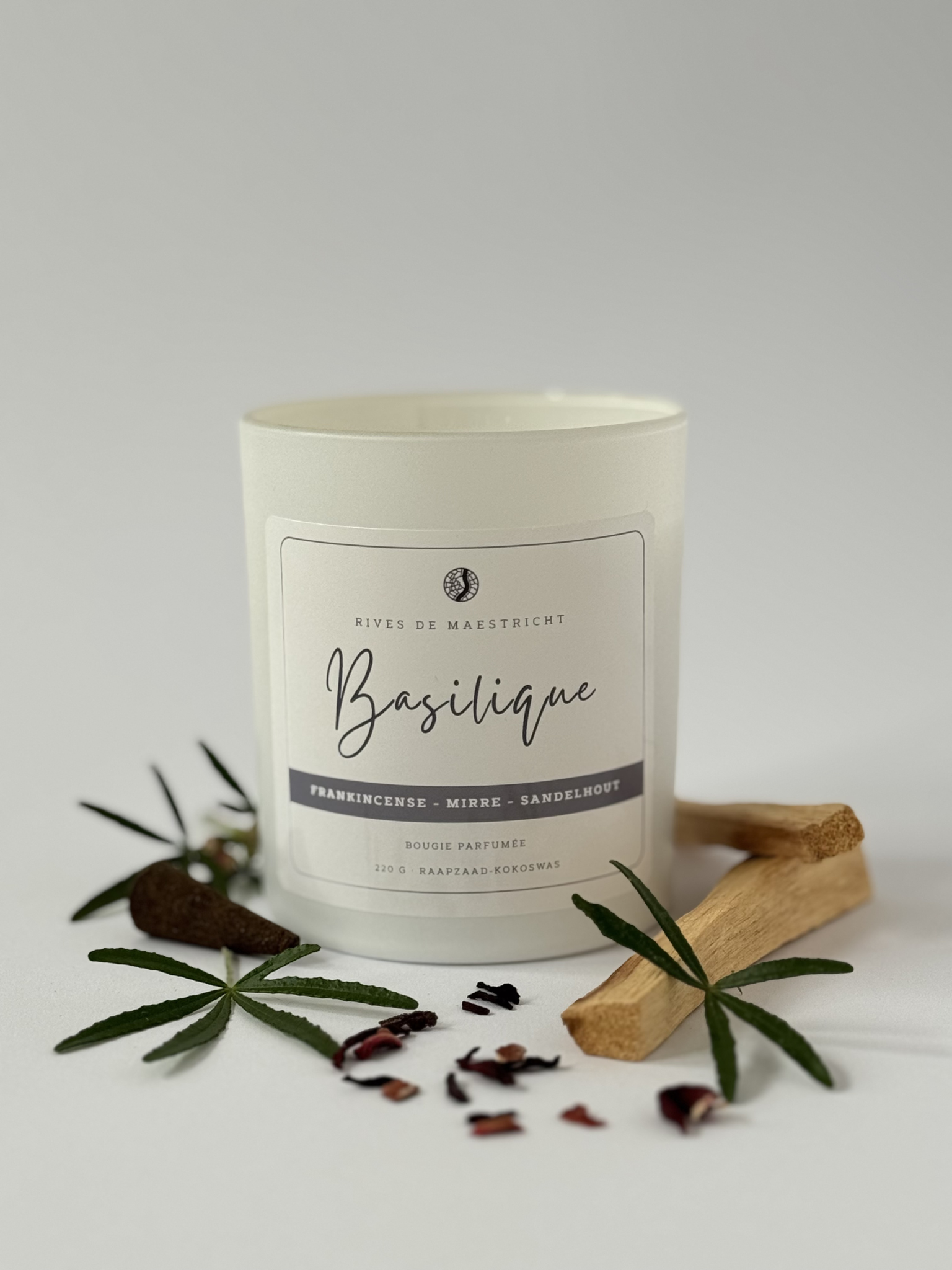 witte kaarsenpot van geurkaars Basilique van Rives de Maestricht met hout wierook mirre  naast de pot op witte achtergrond 