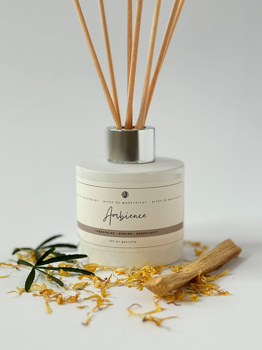 product foto wit flesje met naturel geurstokjes met hout en honing met witte  achtergrond - geurstokjes Ambience - merk Rives de Maestricht