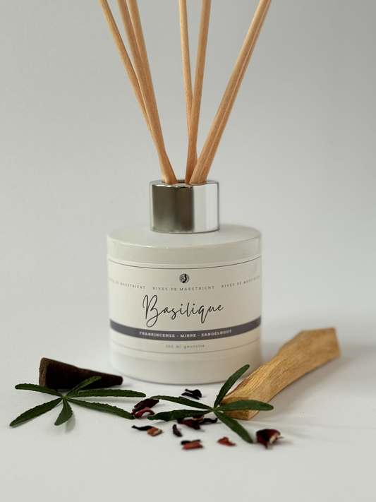 product foto flesje met geurstokjes met wierook en mirre met witte  achtergrond - geurstokjes Basilique - merk Rives de Maestricht