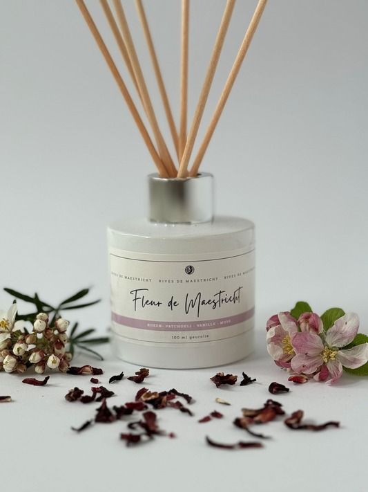 product foto wit flesje met geurstokjes met roos en pruim met witte  achtergrond - geurstokjes Fleur de Maestricht - merk Rives de Maestricht