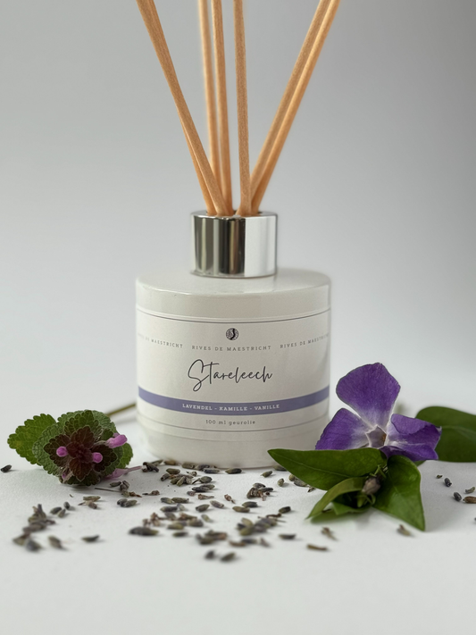 product foto wit flesje met naturel geurstokjes met lavendel en kamille met witte  achtergrond - geurstokjes Stareleech - merk Rives de Maestricht